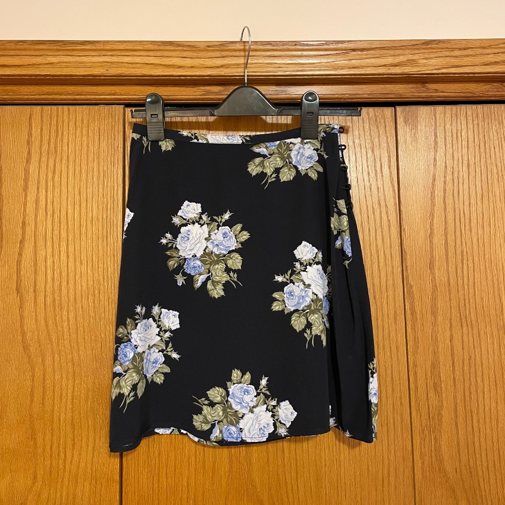 Women's Gap 90s floral skirt, minimalist, quiet luxury, size 2